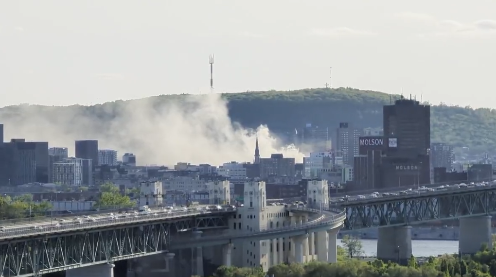 البيئة الكندية تصدر تحذيراً بشأن جودة الهواء بعد حريق ضخم في مبنى تراثي في ​​مونتريال