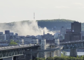 البيئة الكندية تصدر تحذيراً بشأن جودة الهواء بعد حريق ضخم في مبنى تراثي في ​​مونتريال