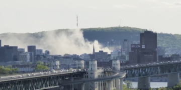 البيئة الكندية تصدر تحذيراً بشأن جودة الهواء بعد حريق ضخم في مبنى تراثي في ​​مونتريال