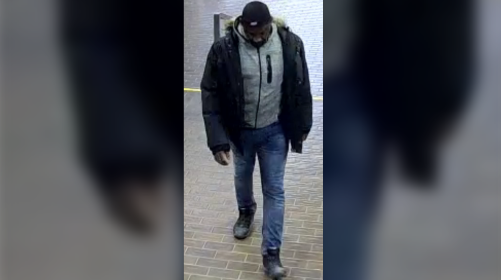 وحدة جرائم الكراهية في مونتريال تطلب مساعدة السكان في تحديد مكان رجل صفع 3 نساء مسلمات