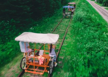 استمتع بركوب قطار الدراجات على طول شاطئ بحيرة كيبيك هذا الصيف