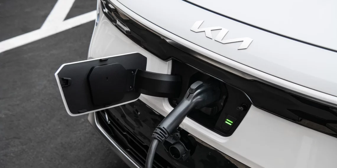 مقارنة بين تكاليف ملكية السيارات الكهربائية وسيارات الدفع الرباعي التي تعمل بالوقود