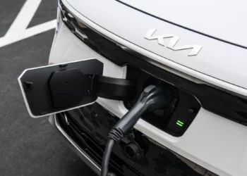 مقارنة بين تكاليف ملكية السيارات الكهربائية وسيارات الدفع الرباعي التي تعمل بالوقود