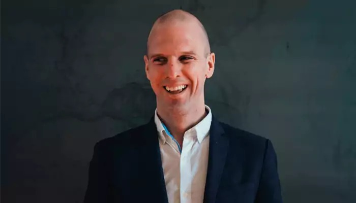 تعليق الترخيص لوكيل عقاري معروف بسبب تلاعبه بالعروضات