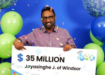 عامل محظوظ يحتفل بفوزه بجائزة Lotto Max الكبرى بقيمة 35 مليون دولار
