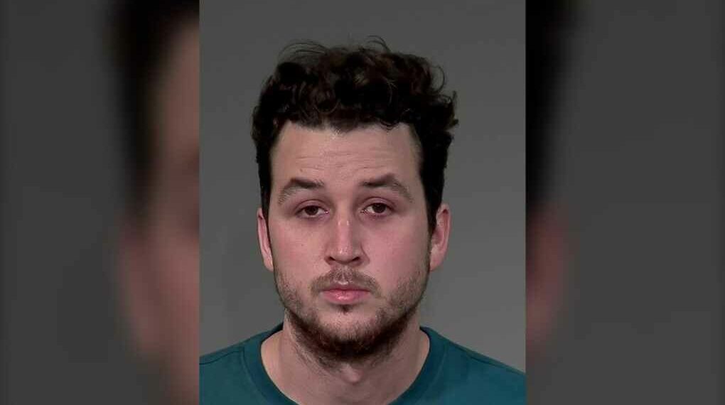 أستاذ يقرّ بالذنب في 8 تهم تتعلق بجرائم جنسية بحق 5 طالبات صغيرات