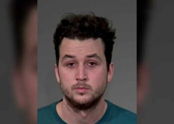 أستاذ يقرّ بالذنب في 8 تهم تتعلق بجرائم جنسية بحق 5 طالبات صغيرات