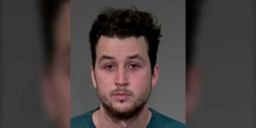 أستاذ يقرّ بالذنب في 8 تهم تتعلق بجرائم جنسية بحق 5 طالبات صغيرات