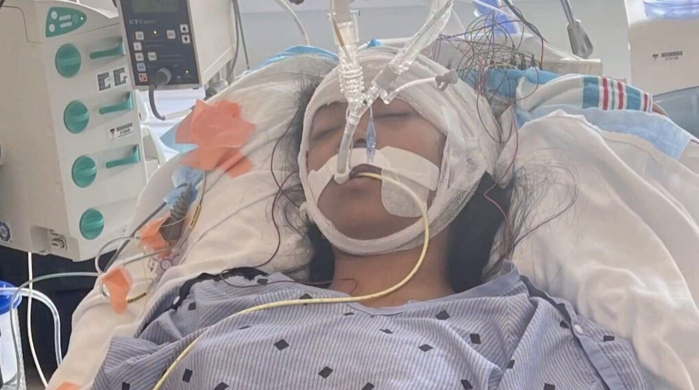 بعد أن صدمتها سيارة …فتاة صغيرة عمرها 10 أعوام تستيقظ من غيبوبة دامت 5 أسابيع