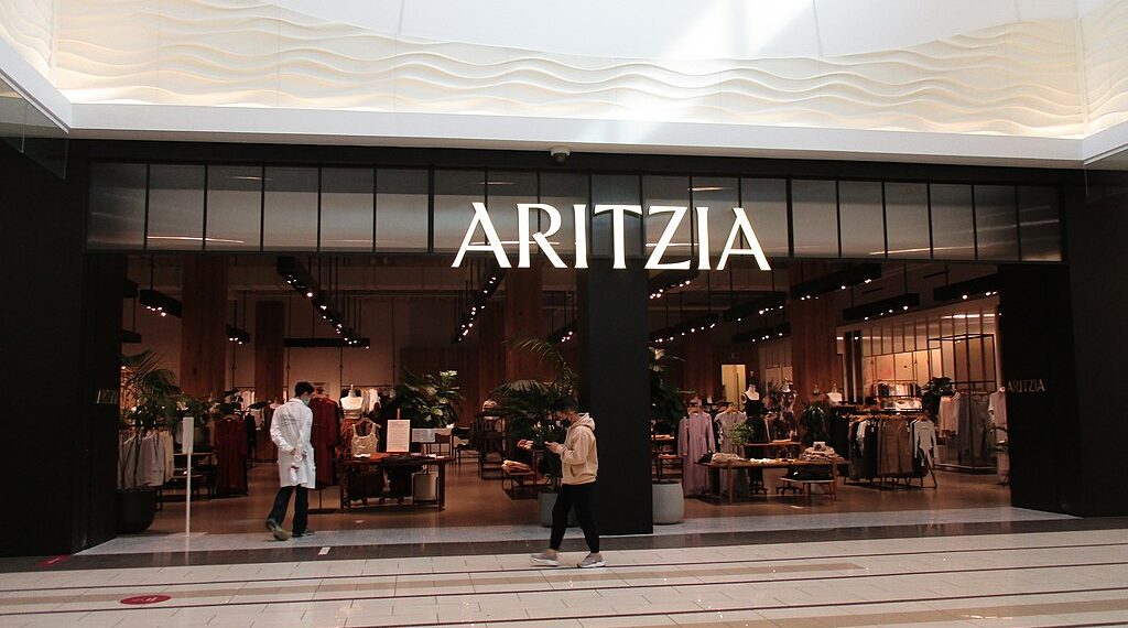 تخفيضات كبيرة لدى Aritzia مع خصم يصل إلى 70٪ على ملابس الربيع والصيف الرائعة