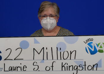 لاعبة محظوظة تفوز بجائزة Lotto Max الكبرى بقيمة 22 مليون دولار