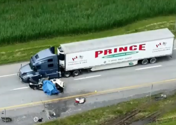 مقتل طفلة وإصابة 4 أشخاص آخرين بجروح خطيرة في حادث سير