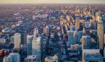 خبراء اقتصاديون: الإيجارات المرتفعة وتكاليف الإسكان تعرقل النجاح المستقبلي للمدن الكندية