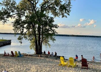 استمتع بهذا الشاطئ الرملي الرائع على بعد أقل من 45 دقيقة من مونتريال