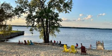 استمتع بهذا الشاطئ الرملي الرائع على بعد أقل من 45 دقيقة من مونتريال