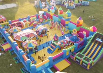 أكبر منتزه ترفيهي قابل للنفخ في العالم في مونتريال هذا الصيف