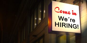 وكالة الحدود الكندية تعلن عن وظائف موسمية للطلاب وترفع الأجور إلى 34 دولار في الساعة