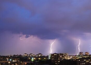 نصائح حول الأمان من الصواعق والعواصف الرعدية يمكن أن تنقذ حياتك