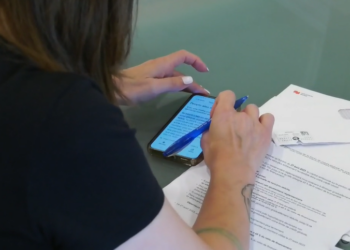 احتيال جديد ..استخدام الذكاء الاصطناعي في ما يسمى “خدعة الأجداد ” في مونتريال