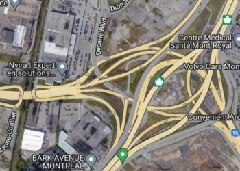 ازدحام كبير بسبب انقلاب شاحنة على تقاطع طريقين سريعين