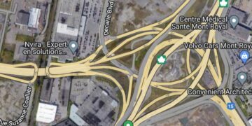 ازدحام كبير بسبب انقلاب شاحنة على تقاطع طريقين سريعين