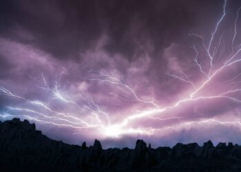 إصابة امرأتين بسبب الصواعق في كيبيك