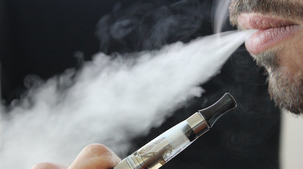 مخاوف كبيرة بشأن التدخين الإلكتروني تتعلق بالإدمان والأثار السلبية على الصحة