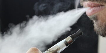 مخاوف كبيرة بشأن التدخين الإلكتروني تتعلق بالإدمان والأثار السلبية على الصحة