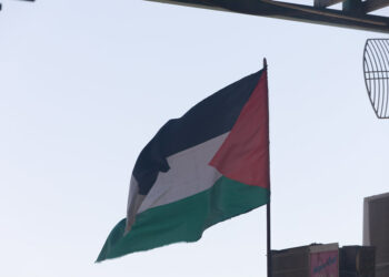 عائلة من ديربورن تتلقى رسالة تهديد بسبب وجود العلم الفلسطيني خارج منزلهم