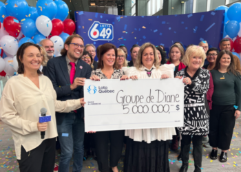 28 من زملاء العمل يتقاسمون جائزة Lotto 6/49 بقيمة 5 ملايين دولار