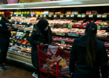 معظم الأميركيين يقولون إن نفقات أسرهم تفوق دخلهم هذا العام