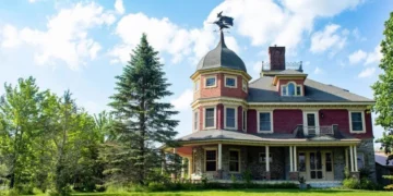 استكشف هذا القصر مقابل أقل من 200 دولار في الليلة بالقرب من مونتريال