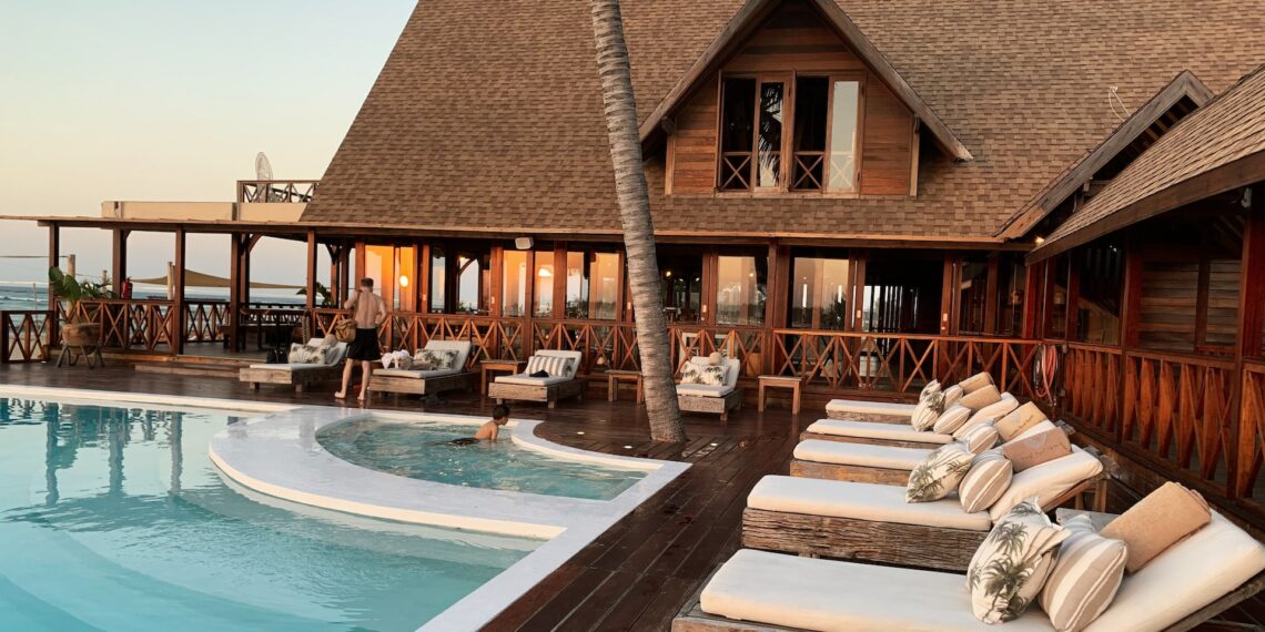 قائمة ببعض المنتجعات الساحرة التي لا تُنسى في أمريكا وفقاً لخبراء السفر