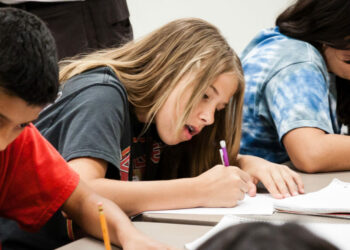 مشروع قانون جديد يهدف لدعم الطلاب الذين يعانون من عسر القراءة في الولايات المتحدة