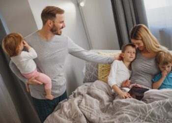 تقرير جديد : تكلفة تربية طفلين في كندا تصل إلى نصف مليون دولار