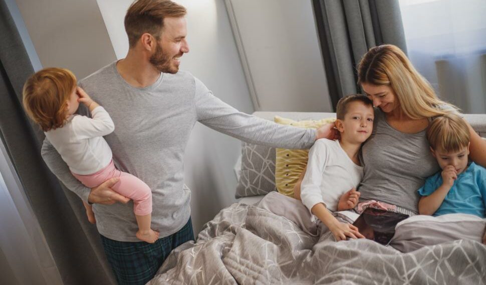 تقرير جديد : تكلفة تربية طفلين في كندا تصل إلى نصف مليون دولار