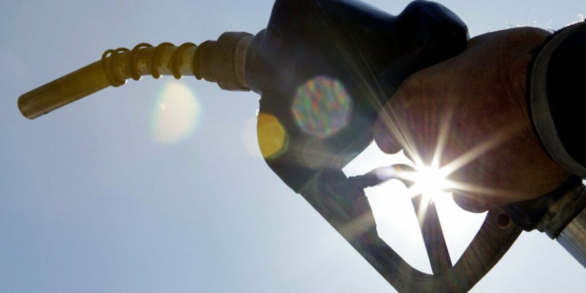 أسعار الوقود في ميشيغان مستمرة في الانخفاض إلى أدنى مستوياتها منذ مايو/أيار