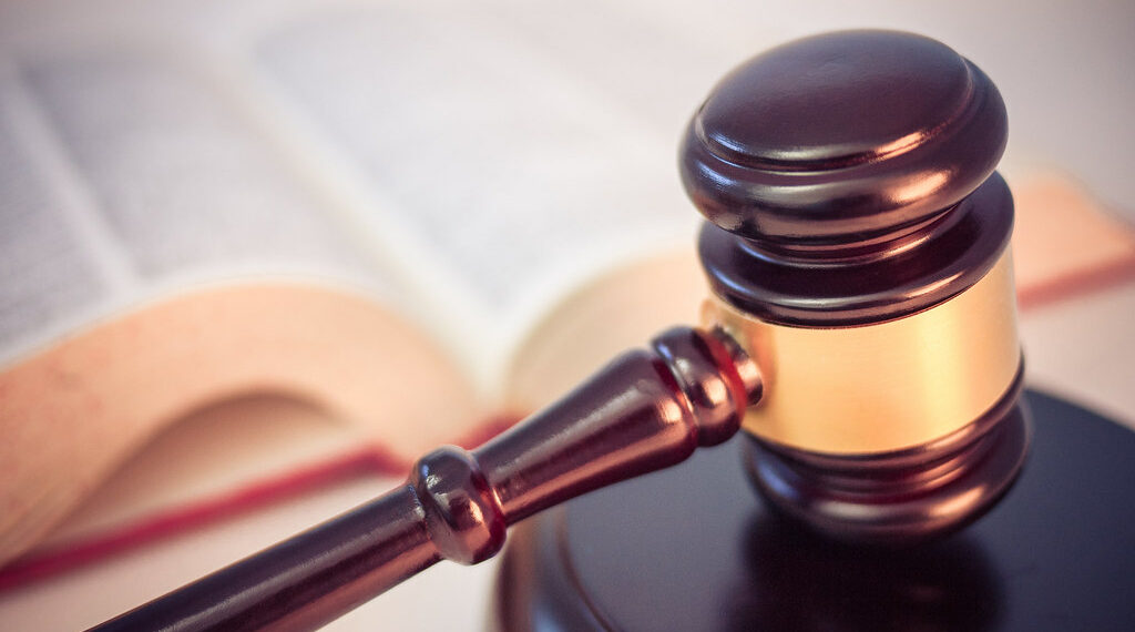 إدانة رجل بعد أن أطلق طفل صغير النار على نفسه بمسدس كان في السيارة