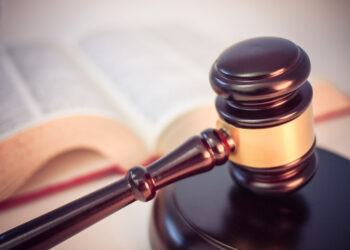 إدانة رجل بعد أن أطلق طفل صغير النار على نفسه بمسدس كان في السيارة