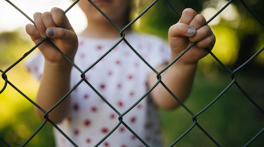 مشروع قانون جديد يستهدف إنشاء محاكم خاصة بالمهاحرين الأطفال غير المصحوبين بذويهم