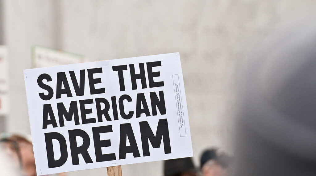 استطلاع رأي: معظم الأمريكيين يعتقدون أن أحوالهم لن تتحسن وأن أحلامهم لن تتحقق