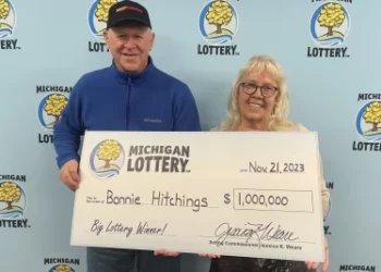 امرأة محظوظة تفوز بجائزة Cashword Times 2 الكبرى بقيمة مليون دولار