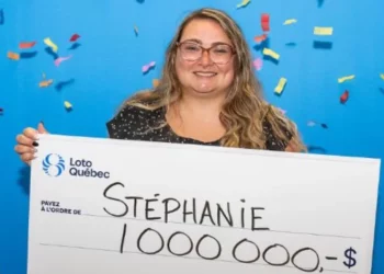 امرأة محظوظة تفوز بجائزة Lotto Max الكبرى بقيمة مليون دولار قبل شهر واحد من انتهاء صلاحية التذكرة