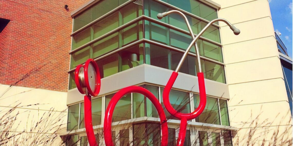 افتتاح مركز صحي جديد للأطفال والشباب في مدرسة Grand Ledge الثانوية