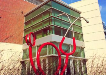 افتتاح مركز صحي جديد للأطفال والشباب في مدرسة  Grand Ledge الثانوية