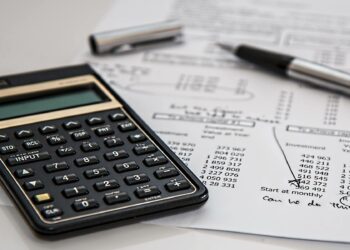 بنك الاحتياطي الفيدرالي: الأمريكيون الشباب وذوي الدخل المنخفض هم الأكثر معاناةً وتضرراً من التضخم