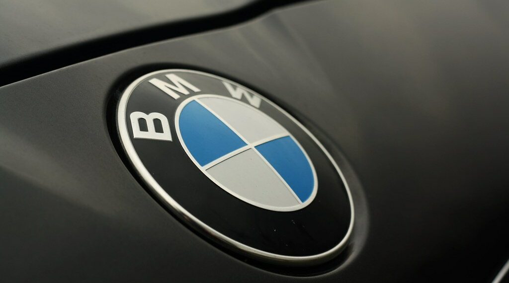 استدعاء عدد من سيارات BMW بعد انفجار وسادة هوائية وإصابة سائق بشظايا
