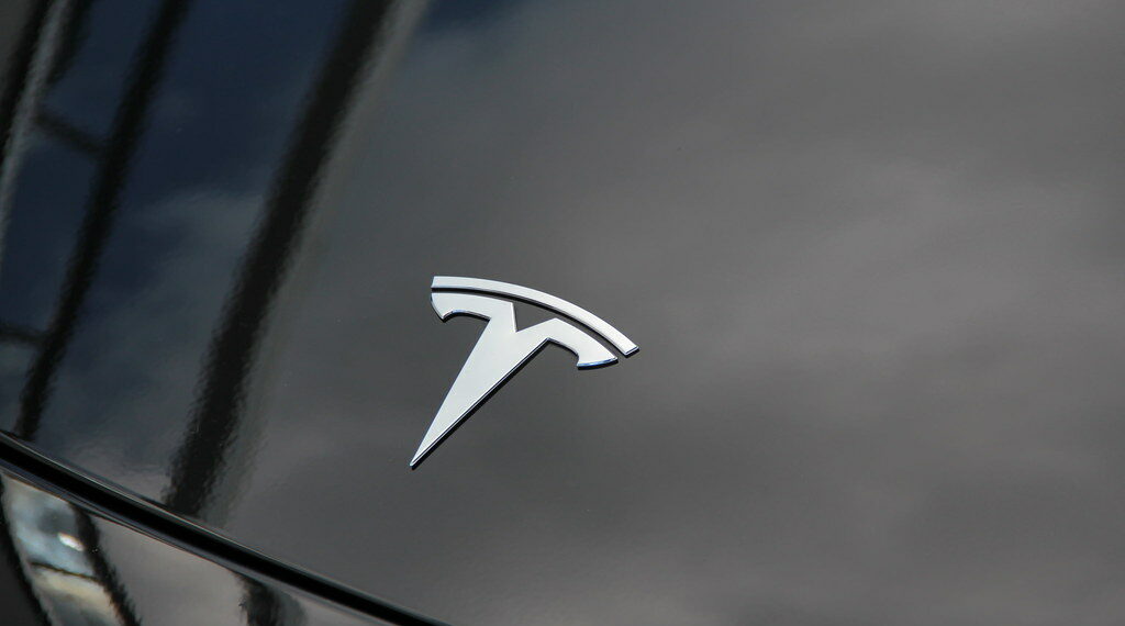 شركة Tesla تستدعي أكثر من مليوني مركبة لتحديث برنامج مراقبة السائق عند استخدام نظام القيادة الآلية