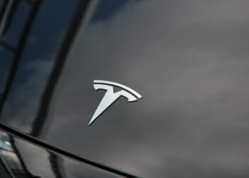 شركة Tesla تستدعي أكثر من مليوني مركبة لتحديث برنامج مراقبة السائق عند استخدام نظام القيادة الآلية