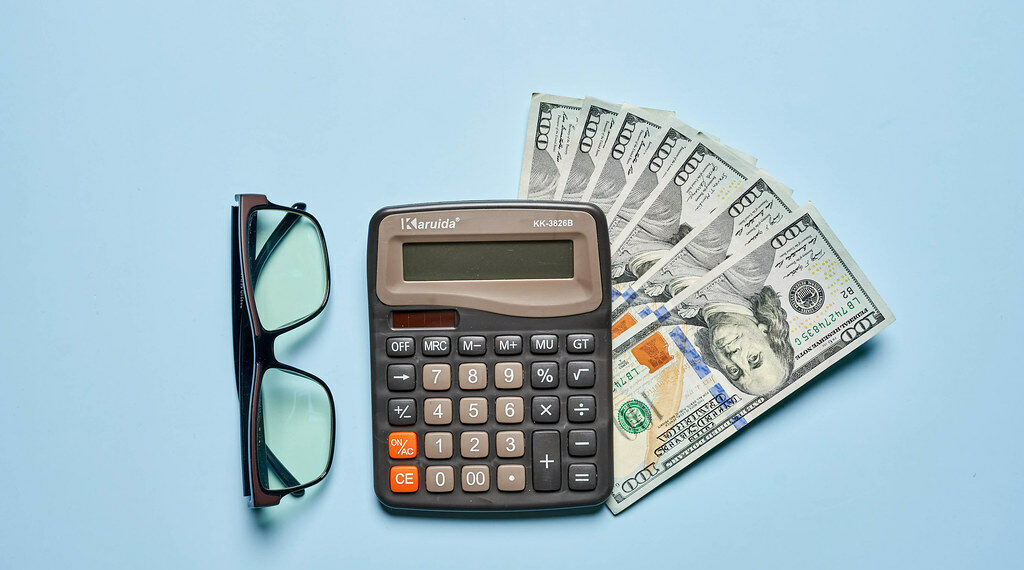 تقرير: المزيد من الأميركيين يلجأون إلى مدخرات التقاعد مع ارتفاع تكاليف المعيشة